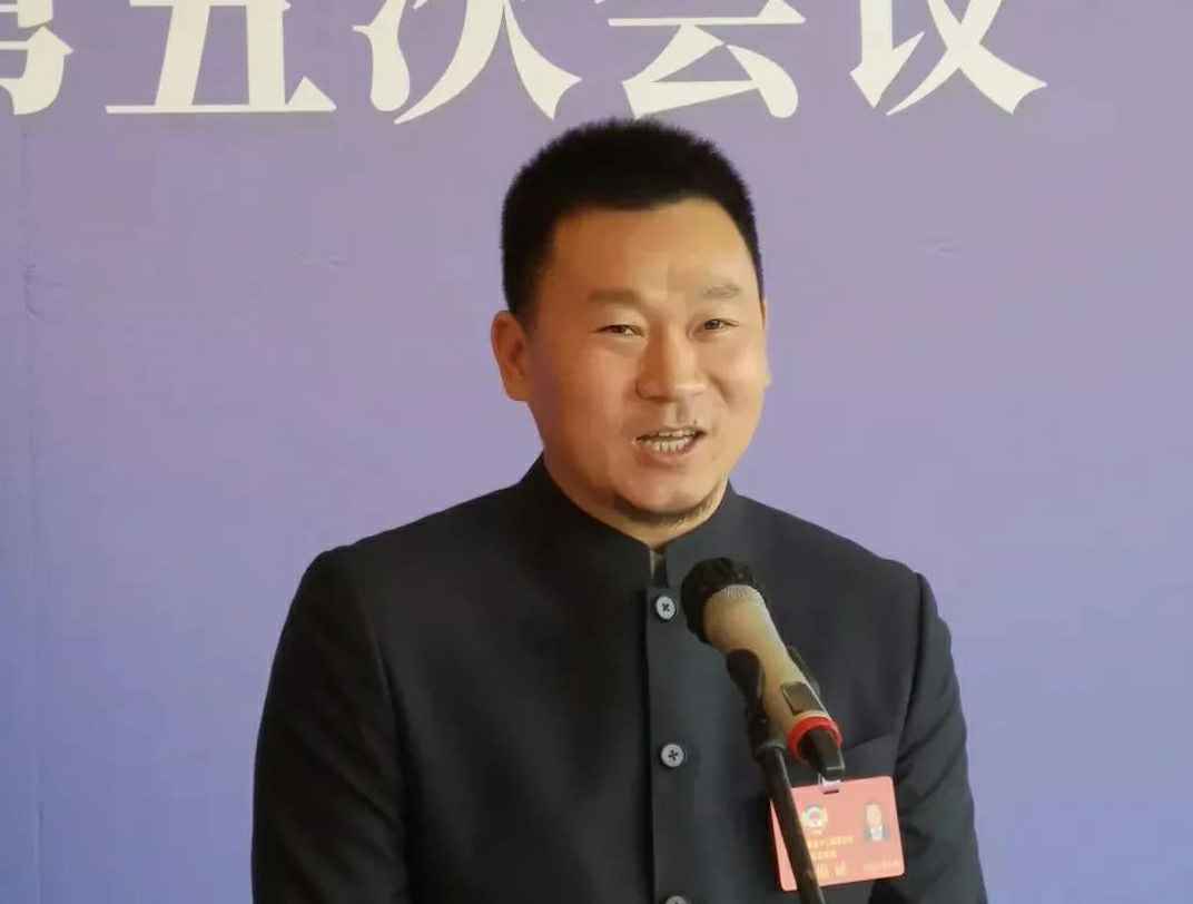 为进一步展示市政协团结、民主、开放、自信的形象，向市民和网友展示政协委员的履职风采，中山市政协十二届五次会议在2月4日上午开幕前开设“委员通道”，市政协委员、球盟会体育(中国)官方网站-球盟会 SPORTS公司总经理陈朝阳走进“委员通道”，回应社会关切的问题。他就如何做好城市应急管理规划的问题进行发言，并回答记者提问。.jpg